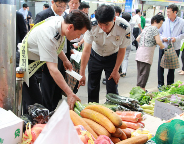 김병찬 칠곡경찰서장과 직원들이 2일 왜관전통시장에서 메르스 여파 극복을 위한 장보기를 하고 있다. 칠곡경찰서 제공