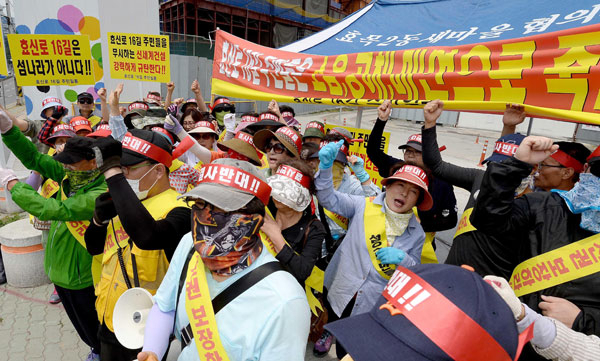 6일 오전 대구 동구 신협네거리에서 효신로 주민들이 동대구복합환승센터 박차장 건설 반대 집회를 갖고 있다. 김영진 기자 kyjmaeil@msnet.co.kr