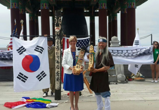 김종흥 씨가 미국 LA산페드로 우정의 종각에서 장승 퍼포먼스 공연을 마친 뒤 기념촬영을 했다. 하회마을 목석원 제공