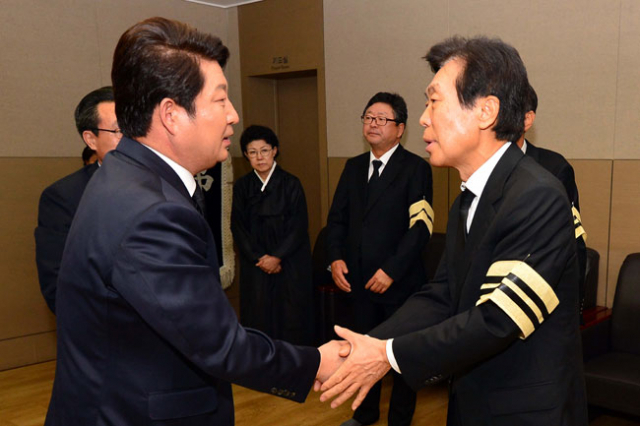 권영진 대구시장이 9일 오후 고 이윤석 화성산업(주) 명예회장의 빈소가 마련된 대구가톨릭대병원 장례식장을 찾아 조문한 뒤 이인중 회장을 위로하고 있다. 정운철 기자 woon@msnet.co.kr