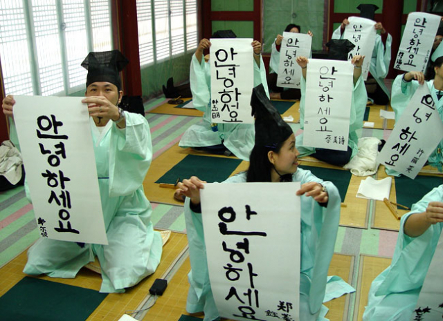 최근 메르스 여파로 국내를 찾는 중국인 관광객이 확 줄면서 경북도 내 관광업계는 물론 지역 경기가 큰 타격을 입고 있다. 이 때문에 경북도는 중국인 관광객들의 발길을 다시 잡기 위한 대책 마련에 나섰다. 사진은 영주 선비촌을 찾은 중국인 관광객. 경북도 제공