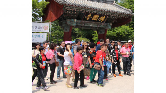 중국인 관광객들이 경주 불국사를 찾아 우리나라 불교의 멋을 느끼고 있다. 경북도 제공