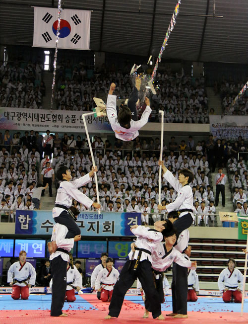 세계태권도연맹 태권도시범단이 18일 대구체육관에서 고난도 기술 시범을 펼치고 있다. 대구시태권도협회 제공