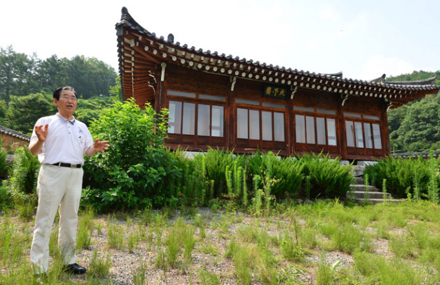 정금기 영일 정씨 교리공파 대종회장이 문중의 재실 태평재와 태평사 절터에 관련한 구전을 이야기하고 있다. 정운철 기자 woon@msnet.co.kr