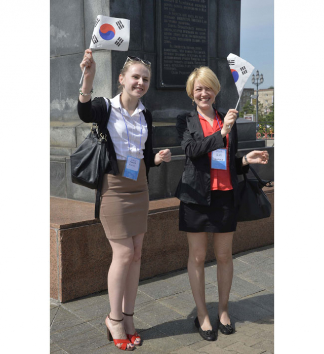 16일 하바롭스크 역에서 현지인들이 태극기를 흔들며 유라시아 친선특급 참가단을 맞이하고 있다. 우태욱 기자 woo@msnet.co.kr