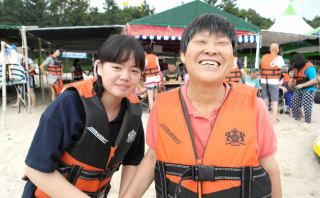 포항 오천고등학교 학생들과 중증장애인거주시설 민들레공동체 식구들이 천주교 