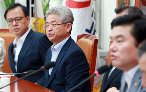 국회 정보위원회 여당 간사인 새누리당 이철우 의원(왼쪽 두 번째)이 28일 오전 서울 여의도 국회에서 열린 원내대책회의에서 원유철 원내대표의 발언을 경청하고 있다. 연합뉴스