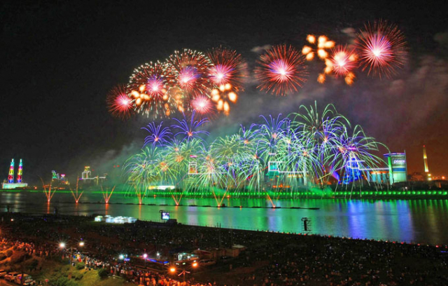 불과 빛의 도시인 포항에서 여름을 대표하는 국제불꽃축제가 이달 30일부터 8월 2일까지 영일대해수욕장과 형산강체육공원 일원에서 열린다. 지난해 축제 모습. 매일신문 D/B