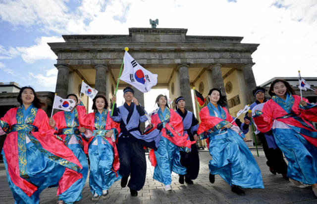 지난달 31일 독일 베를린 브란덴부르크 문 앞에서 경북도 실크로드 탐사대원들이 삼국통일을 이룩한 신라 화랑 복장을 한 채 힘차게 달려가고 있다. 우태욱 기자 woo@msnet.co.kr