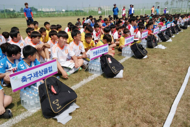 경북유소년클럽 축구대회가 영천 고경면 강변축구공원에서 열렸다. 영천시 제공