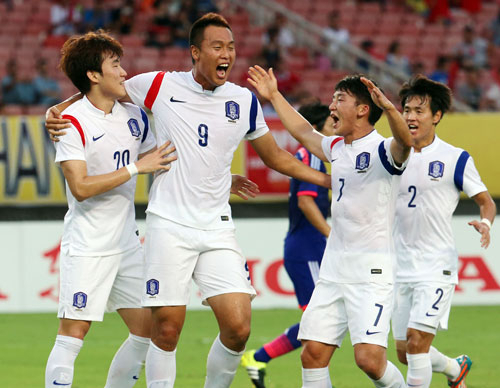 5일 중국 우한 스포츠센터에서 열린 동아시안컵 축구대회 한국과 일본의 경기에서 장현수가 선취골을 넣고 환호하고 있다. 연합뉴스