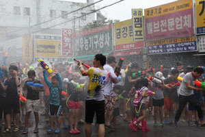 대구의 여름을 시원하게 즐길 수 있는 물총축제가 9일 대구 북성로 일대에서 열린다.