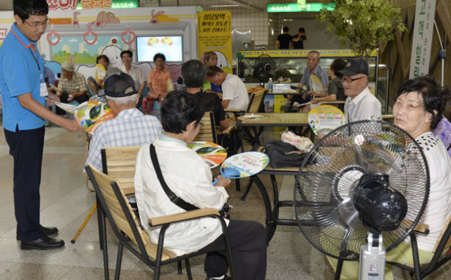 대구와 경북 의성 낮 최고기온이 38.3℃까지 치솟으며 올 들어 가장 무더운 날씨를 보인 6일 대구도시철도 1호선 성당못역 무더위 쉼터에서 노인들이 더위를 피해 휴식을 취하고 있다. 성일권 기자 sungig@msnet.co.kr