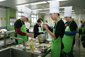 수성대학교가 성적보다 학생들의 끼와 열정, 인성 등을 반영하는 비교과 입학전형을 확대 실시한다. 2016학년도부터 비교과 입학전형을 도입하는 호텔조리과 실습실. 수성대 제공