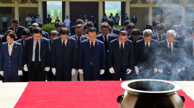 경북도가 삼국통일의 염원이 서려 있는 경주 통일서원제를 국가 행사로 격상하는 등 광복 70주년을 맞아 경북을 남북통일 성지로 만들 방침이다. 김관용 경북도지사 등 경북도청 간부들이 7일 경주 통일전을 찾아 공식 참배를 하고 있다. 경북도 제공