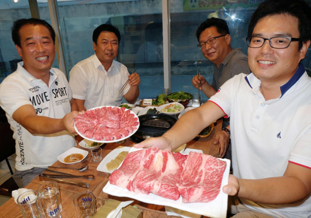 티스테이션 정평점 윤종규 대표와 직원들이 싸고 푸짐한 양의 소고기를 즐기기 위해 