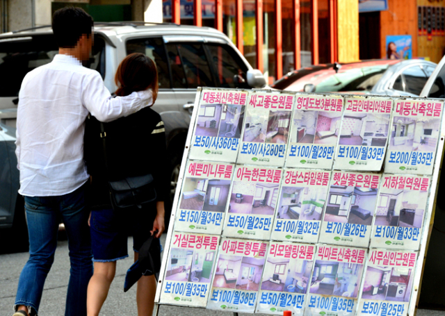 새 학기를 앞두고 대학가에 전세방이 품귀 현상을 빚고 있다. 17일 오후 영남대학교 경산캠퍼스 인근 주택가에서 학생들이 월세 광고판을 지나고 있다. 저금리에 집주인들은 전세를 월세로 돌리면서 월세방이 넘쳐나고 있다. 정운철 기자 woon@msnet.co.kr