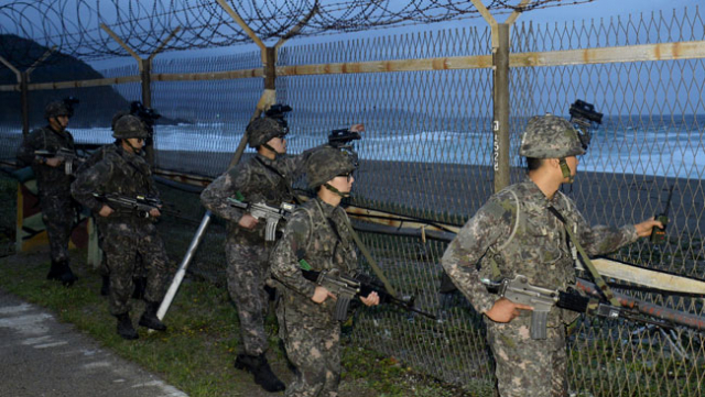 북한의 포격 도발로 남북 고위급 회담이 열리고 있는 가운데 24일 경북 동해안 해안부대에서 50사단 장병들이 해안 경계를 강화하고 있다. 성일권 기자 sungig@msnet.co.kr