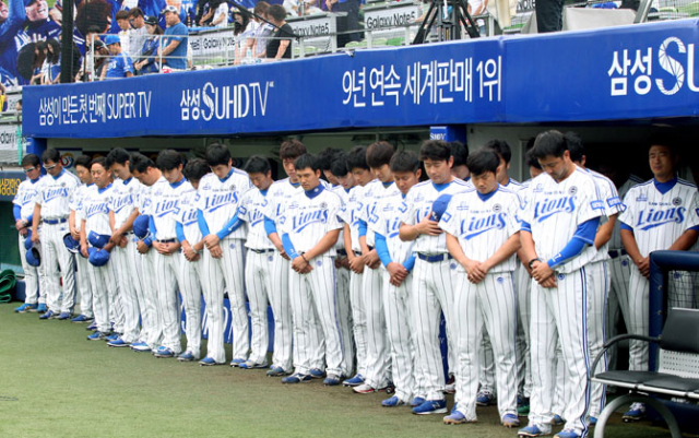 6일 대구시민야구장에서 열린 삼성 라이온즈와 KIA 타이거즈의 경기에서 삼성 선수단이 고 장효조 2군 감독의 4주기를 맞아 추모 묵념을 하고 있다. 삼성 라이온즈 제공