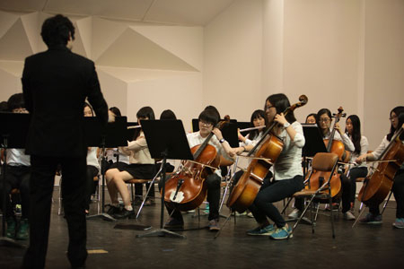 경일여고는 학습뿐만 아니라 학생들의 예체능 활동에도 많은 관심을 기울인다. 지난 학기에 열린 1인 1악기 발표회(왼쪽)와 방과 후 자주적 학습실에 모여 공부하는 학생들. 경일여고 제공