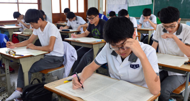 9월 모의평가는 6월 모의평가와 함께 수험생이 자신의 위치를 가늠해볼 수 있는 기준이다. 수능시험 출제 경향을 예측할 수 있다는 점에서도 중요한 시험이다. 지난 2일 9월 모의평가를 치르고 있는 대구 대륜고 3학년 학생들의 모습. 정운철 기자 woon@msnet.co.kr