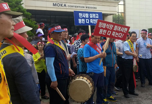 포항시 남구 해도동 M웨딩홀이 장례식장으로 용도변경을 추진하자 인근 주민들이 상권 위축 등 주변 황폐화를 주장하며 항의 시위를 하고 있다. 신동우 기자