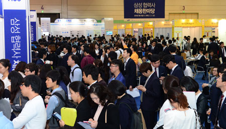 지난해 서울 코엑스에서 열린 삼성 협력사 채용 한마당 행사.