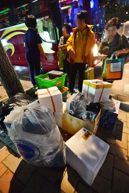 20일 오후 산행을 마친 대구지역 산악회원들이 관광버스를 타고 돌아가는 길에 일회용품과 음식물쓰레기 등을 도시철도 2호선 용산역 도로변 일대에 마구 버리고있다. 정운철 기자 woon@msnet.co.kr