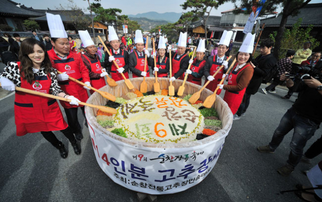 지난해 제9회 순창장류축제에서 관광객들이 순창고추장을 이용해 2014인분의 비빔밥을 만들고 있다. 순창군청 문화관광과 제공