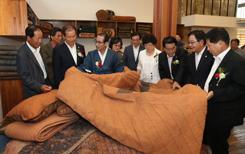 청도군 매전면 관하리 청도감물염색 전시판매장에서 이승율 청도군수와 예규대 청도군의회 의장, 군의원들이 감물염색 제품을 살펴보고 있다. 청도군 제공