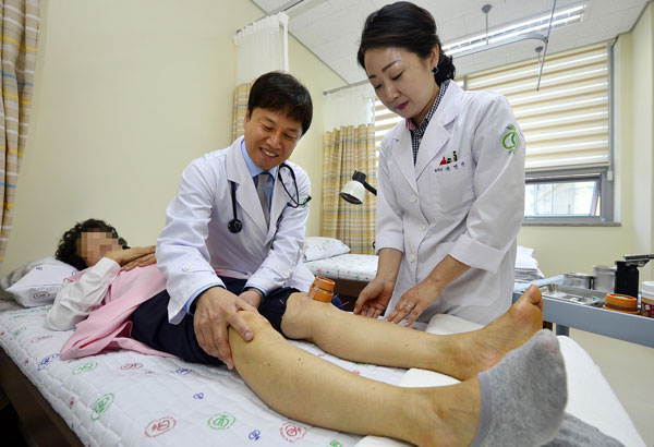 22일 대구 남구 전인병원 통합치료실에서 외과 및 한방내과 합동 의료진이 무릎 통증 환자에게 뜸 시술을 하고 있다. 우태욱 기자 woo@msnet.co.kr