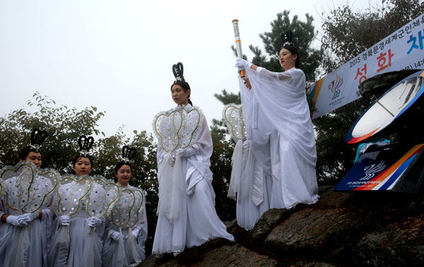 2015 경북문경 세계군인체육대회를 밝혀줄 성화가 24일 경주 토함산에서 채화됐다. 이날 채화된 성화는 도내 8개 도시를 지나 개회식이 열리는 내달 2일 문경 메인스타디움에 도착한다. 경북도 제공