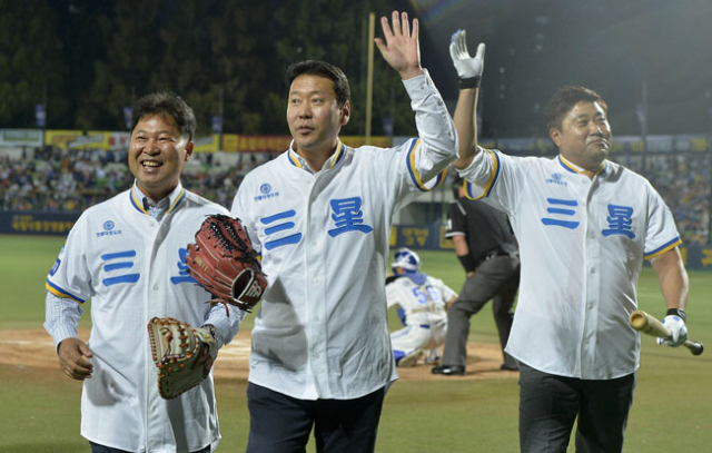 삼성라이온즈의 대구시민운동장 야구장 정규시즌 마지막 경기가 열린 2일 오후 경기에 앞서 이만수, 박충식, 양준혁(왼쪽부터) 등 삼성라이온즈의 레전드 선수들이 각각 시포와 시구, 시타를 마친 뒤 팬들을 향해 인사하고 있다. 우태욱 기자 woo@msnet.co.kr