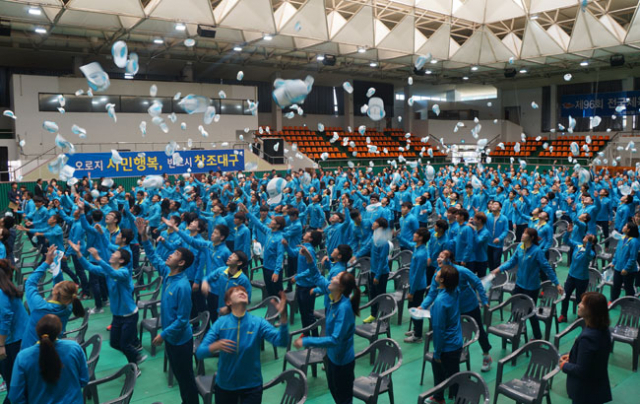 5일 대구시민체육관에서 열린 제96회 전국체전 대구 선수단 결단식에서 참가 선수단이 모자를 던지며 선전을 다짐하고 있다. 대구시체육회 제공