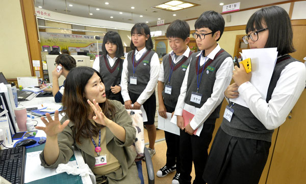 중학교 자유학기제 시행에 따라 대구달서구청에서 직업 체험 프로그램이 운영되는 가운데 경암중학교 학생들이 민원실에서 진로탐색 활동을 하고 있다. 우태욱 기자 woo@msnet.co.kr