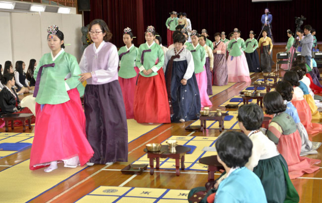 대구 원화여고 개교 60주년을 기념해 16일 교내 강당에서 1·2학년 학생 16명이 참가한 전통성년례가 진행됐다. 우태욱 기자 woo@msnet.co.kr