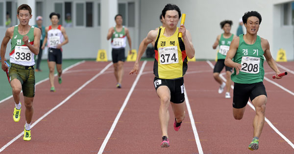 20일 강원도 강릉종합운동장에서 열린 육상 남자 고등부 400m 릴레이 결승 경기에서 경북의 마지막 주자인 백민수(가운데)가 결승선을 가장 먼저 통과하고 있다. 성일권 기자 sungig@msnet.co.kr