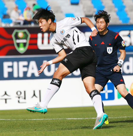 대구FC의 류재문이 25일 수원종합운동장에서 열린 수원FC와의 경기에서 전반 32분 왼발 슛으로 결승골을 터뜨리고 있다. 대구FC 제공