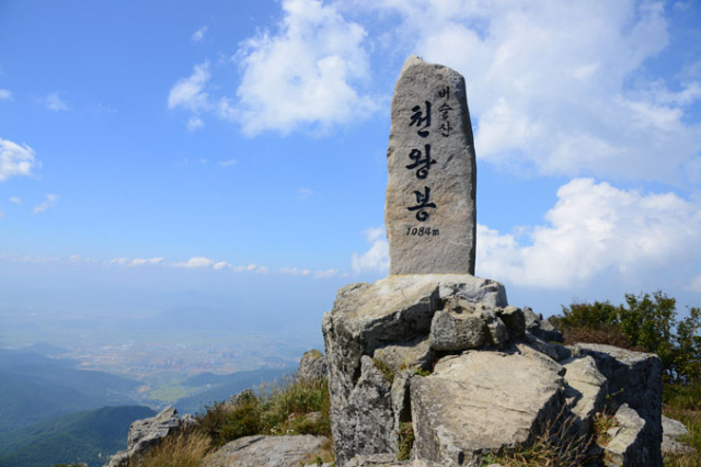 비슬산 주봉인 천왕봉(1,084m).