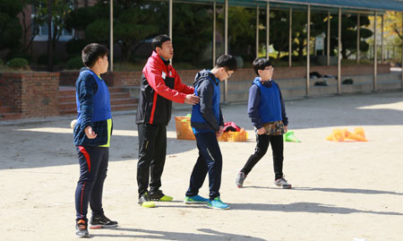 대구FC 최원권이 28일 대곡초교에서 체육수업으로 축구를 지도하고 있다. 대구FC 제공