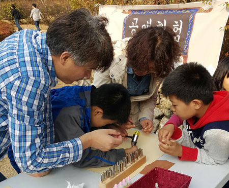 관광주간을 맞아 안동 관광두레공동체들이 만들어 낸 두레 체험여행 현장. 느루달 공예체험. 엄재진 기자