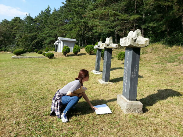 경고 아 부인 동포(敬告 我 夫人 同胞)라 삼가 우리 부인 동포에게 알린다. 우리가 여자의 몸으로 규문(閨門)에 머물러 삼종지의(三從之義) 외에 간섭할 일이 없으나 나라 위하는 마음과 백성된 도리에 어찌 남녀가 다르리오. 듣자하니 국채를 갚으려고 이천만 동포들이 석 달간 금연하고 대전(代錢)을 구취한다 하오니, 족히 사람으로 감동케 할 일이요 진정 아름다움이라. 그러하오나 부인은 말하지 말라한다니 대저 여자는 백성이 아니며 화육중일물(化育中一物)이 아니리오. 본인 등은 여자의 소처로 몸에 지니고 있는 것은 다만 패물 등속이라. 태산이 흙덩이를 사양치 아니하고 하해(河海)가 가는(細) 물을 가리지 아니하기를 적음으로 큰 것을 도우나니 유지(有志)하신 부인 동포들은 많고 적음을 불구하고 혈심의 의연하와 국채를 다 갚게 하는 것이 천만행심(千萬幸甚). 정미 정월 십일일 발기인에 대구 동상 남일동 정운갑 모 서씨 은지환 일 불 두 냥중 서병규 처 정씨 은장도 일 개 두 냥중 정운화 처 김씨 은지환 일 불 한 냥 두 돈중 서학균 처 정씨 은지환 일 불 두 냥중 서석균 처 최씨 은지환 일 불 한 냥 오 돈중 서덕균 처 이씨 은지환 일 불 한 냥 오 돈중 김수원 처 배씨 은연화 일개 두 냥 구 돈중