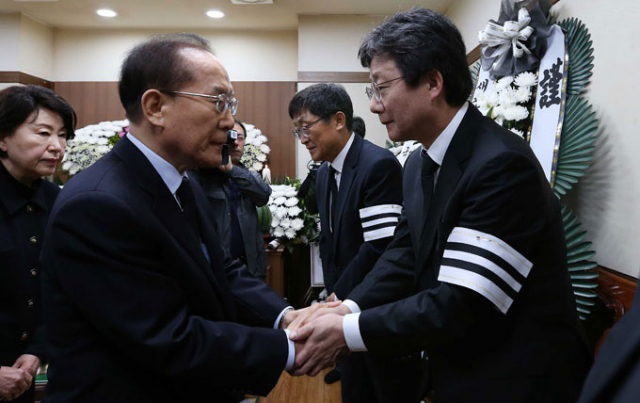 이회창 전 한나라당 총재가 9일 오전 대구 경북대병원 장례식장에 마련된 유수호 전 의원의 빈소를 찾아 조문한 뒤 유승민 전 새누리당 원내대표를 위로하고 있다. 김영진 기자 kyjmaeil@msnet.co.kr