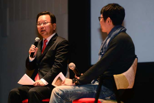 김부겸(왼쪽) 전 새정치민주연합 국회의원이 13일 오후 대구 수성대학교에서 열린 