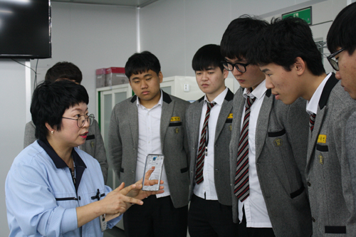 대구 플라스틱 사출성형 전문 기업 삼우엠스(주)가 경북기계공고 3학년 학생들에게 휴대전화 플라스틱 부품 생산 공정을 설명하고 있다.