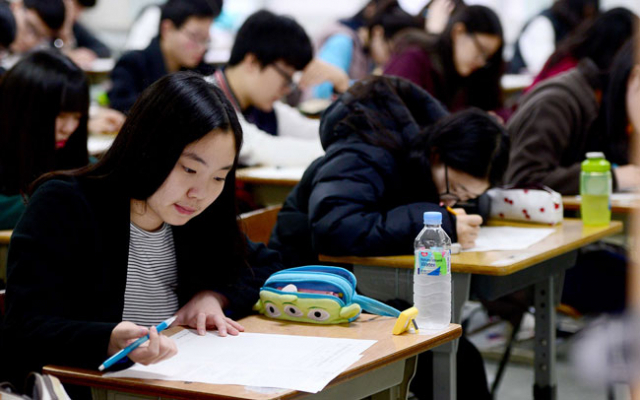 15일 대구여고에서 고 3 수험생들이 경북대 대학적성시험(AAT)에 대비해 대구시교육청이 진행한 모의고사를 치르고 있다. 경북대 의예과는 AAT 전형으로 15명을 모집하는데 1천803명이 지원해 무려 120.20대 1의 경쟁률을 기록했다. 김영진 기자 kyjmaeil@msnet.co.kr