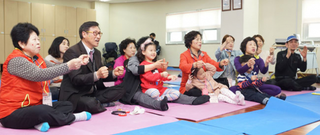 대구 달서구청이 실시하는 육아스쿨에 참여한 할아버지, 할머니 및 손주들이 게임을 하며 즐거운 시간을 보내고 있다. 달서구청 제공