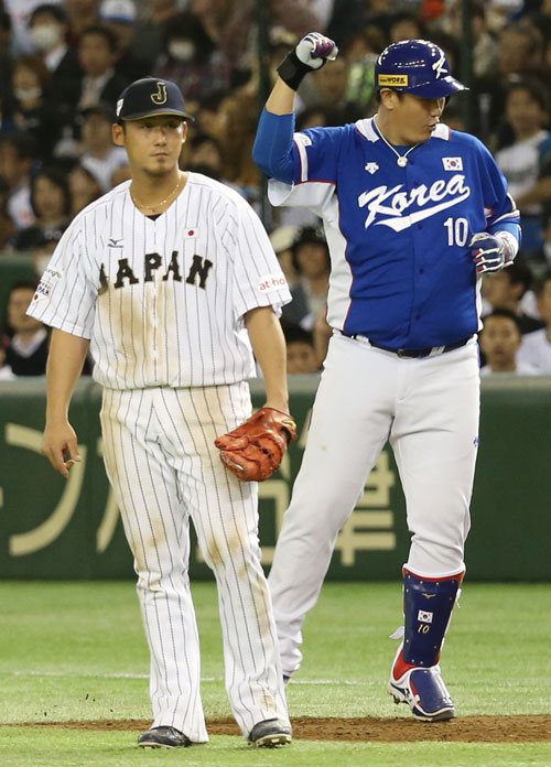 19일 오후 일본 도쿄돔 구장에서 열린 2015 세계야구소프트볼연맹(WBSC) 프리미어12 대회 준결승전 대한민국과 일본의 경기. 9회초 무사 만루 때 대한민국 이대호가 2타점 역전 적시타를 친 뒤 주먹을 들며 기뻐하고 있다. 2015.11.19/연합뉴스