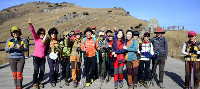 엄홍길 대장이 20일 울산시 울주군 신불산에서 등산객들과 함께 산을 오르고 있다. 