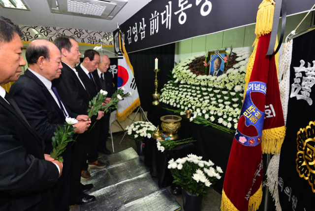 23일 오후 대구 중구 남산동 (사)대구민주화기념보존회에 마련된 고 김영삼 전 대통령 분향소에서 과거 대구지역에서 김 전 대통령과 민주화 운동을 함께했던 동지들이 침통한 표정으로 조문하고 있다. 정운철 기자 woon@msnet.co.kr